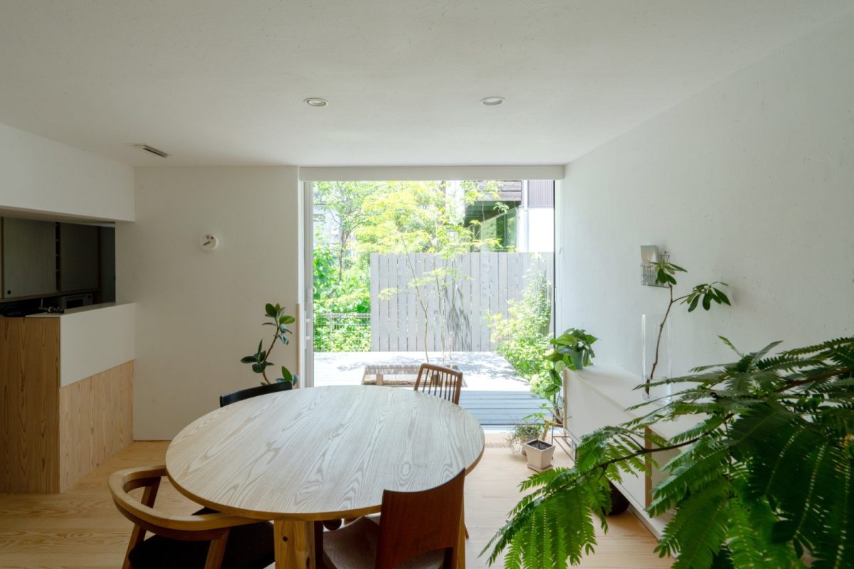 1階居間。大きな開口部からは、北側デッキの緑を眺められます。