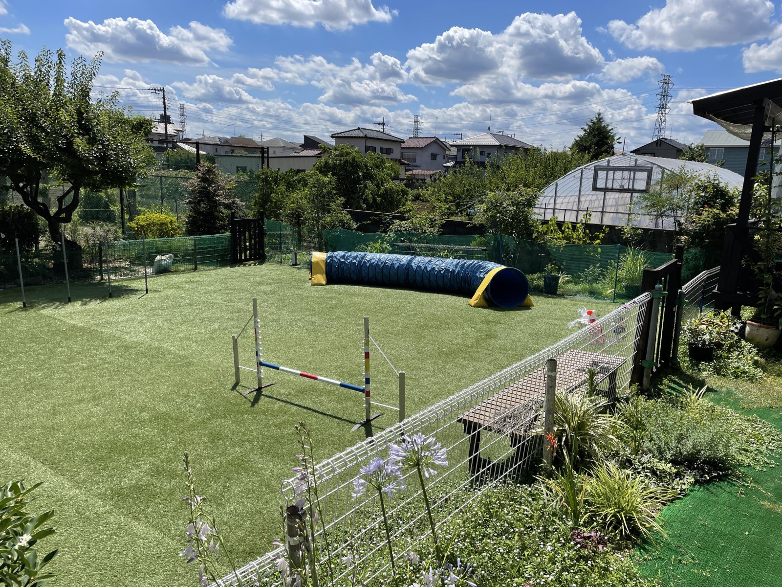 現在お住まいのお家の庭。今回の家づくりではもう少しコンパクトなお庭の計画をしています。