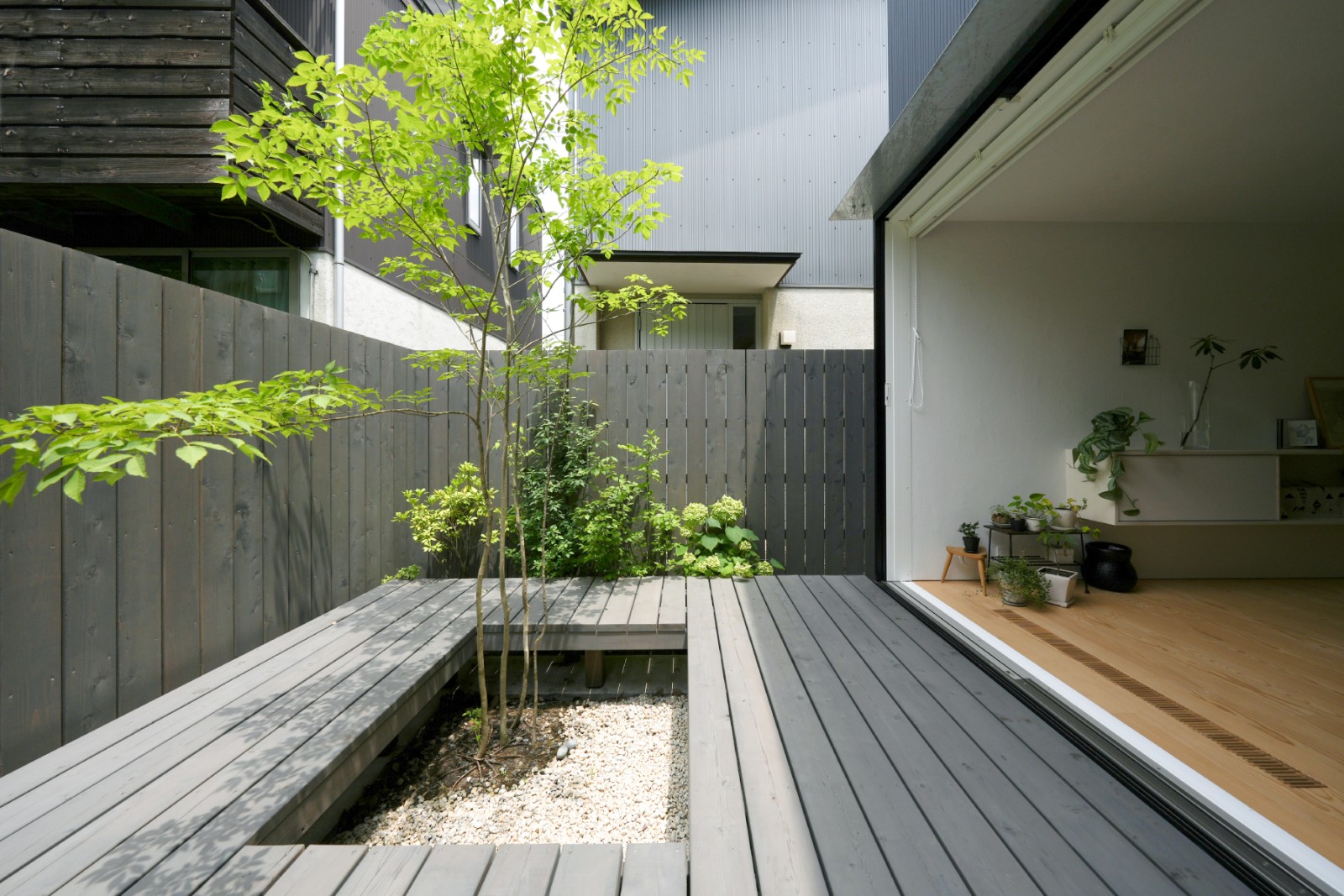 陽の入り方が安定した北側デッキ。プールにBBQに大活躍です！