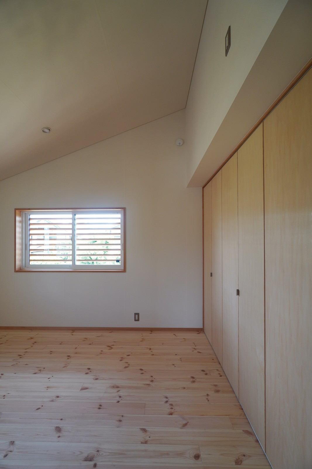 勾配天井によって開放感のある空間に