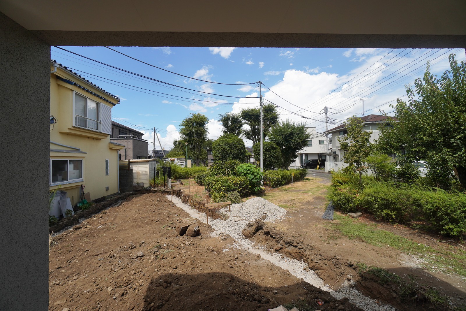 三角形の庭はこれからドッグランにする外構工事が始まります