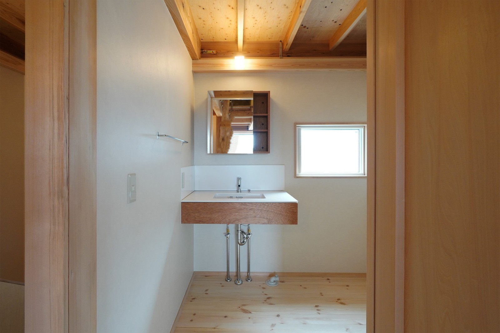 Toolboxの洗面と鏡、シンクやトイレットペーパーホルダーを導入