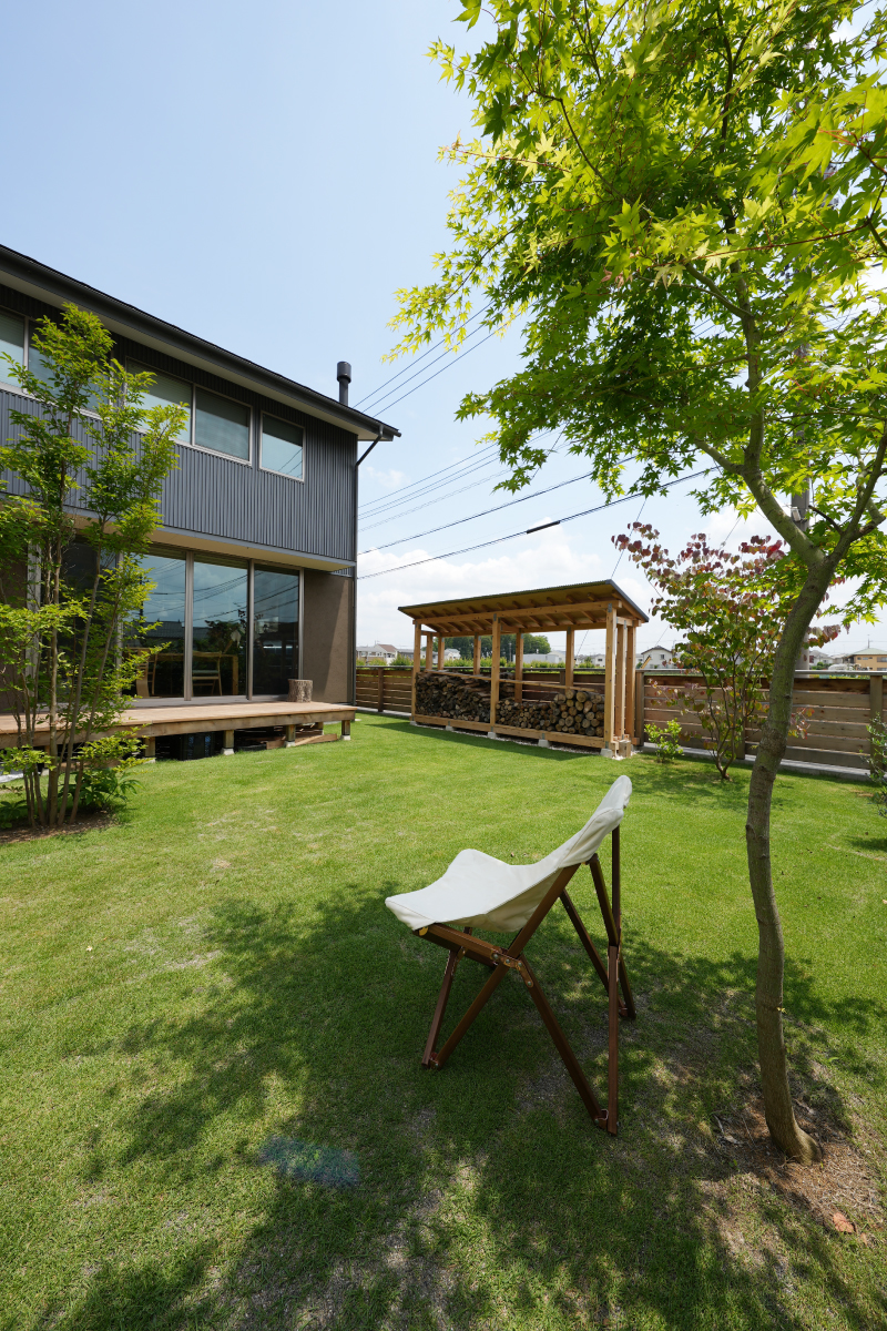 「広い芝生のお庭には 家庭菜園スペースとDIYの薪棚」広い芝生のお庭がすてきな古賀邸。大きな薪棚はDIYで作ったというから驚きです。お庭を綺麗に保つ秘訣や、郊外暮らしの楽しみなども今回の見楽会の見どころのひとつです。