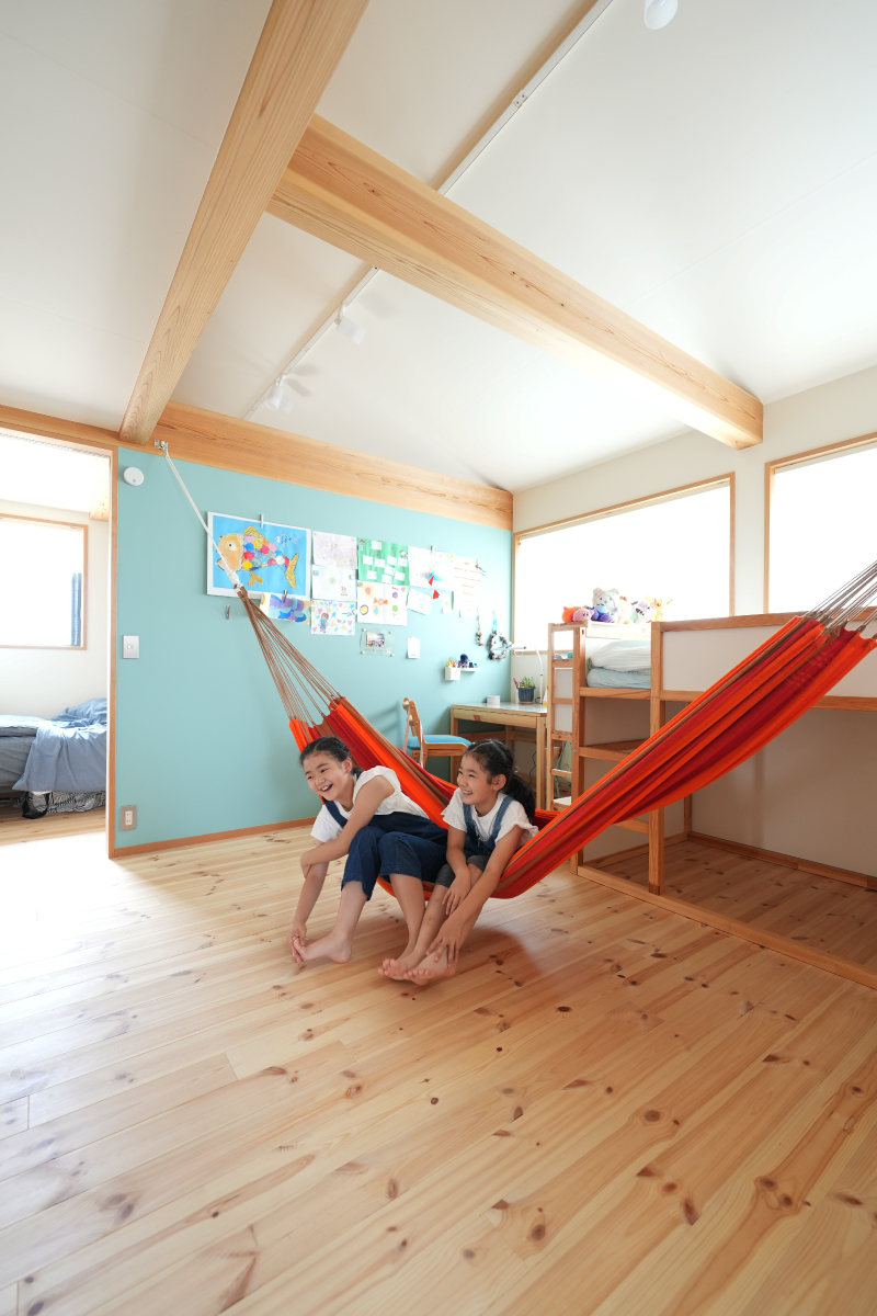 「5人家族の無駄のないスマートな間取りは必見」3人のお子さんの子ども部屋に、在宅勤務が多いご主人の仕事スペース、洗濯→収納を考えた家事動線など・・・無駄のない間取りが魅力の2階。ぜひ設計の参考にしてください。