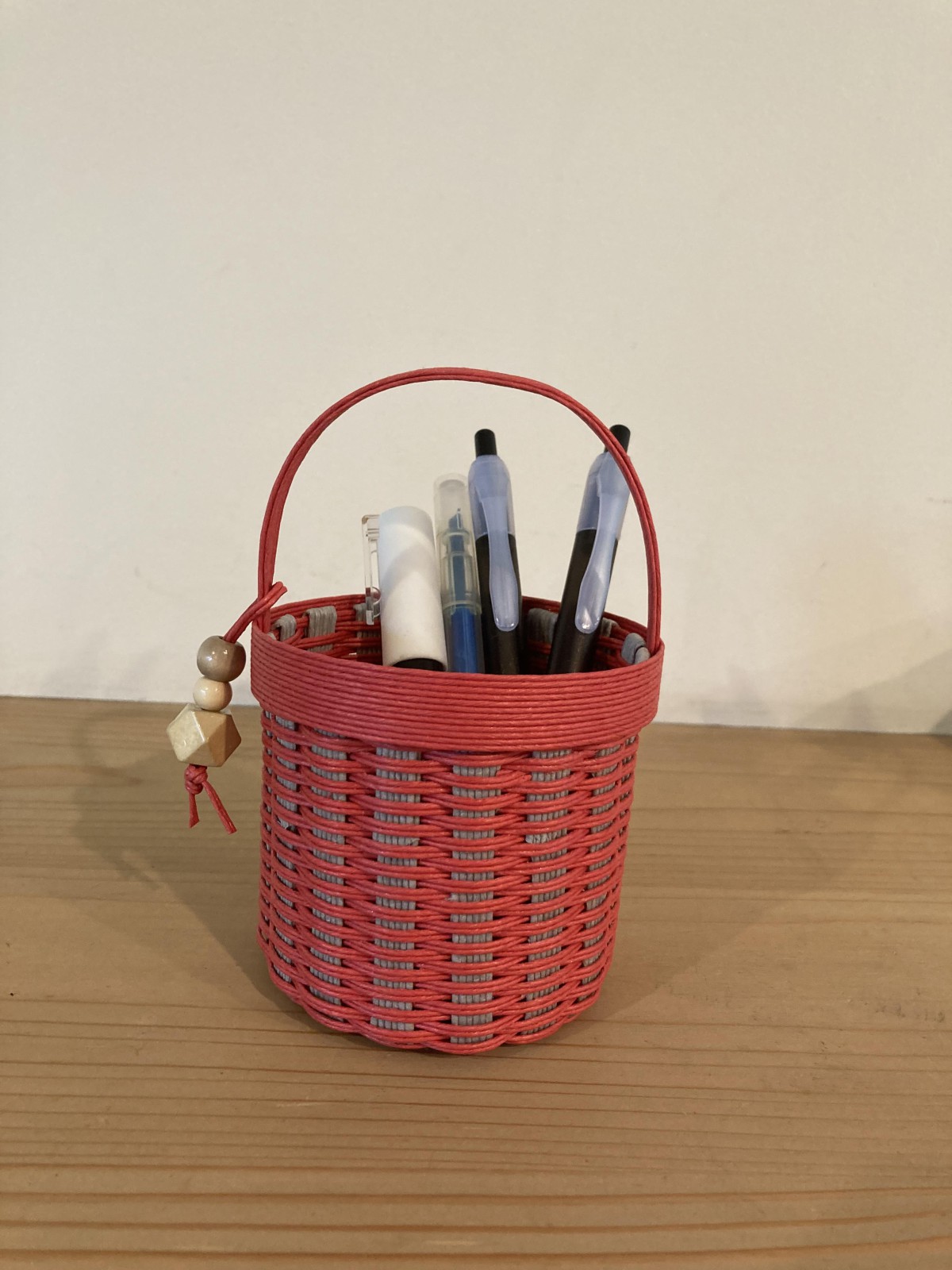 当日は、数色あるクラフトバンドから好みの色を選んで製作します。