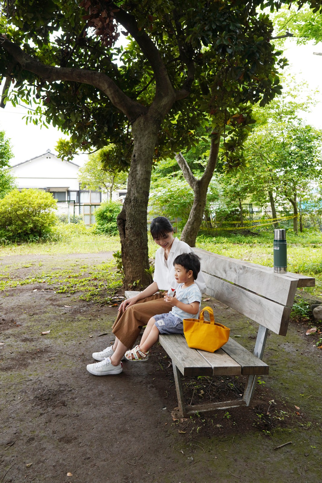木陰の公園ベンチ | 座った瞬間に、どっぷりとソファーのような印象の座り心地を目指した公園ベンチ。