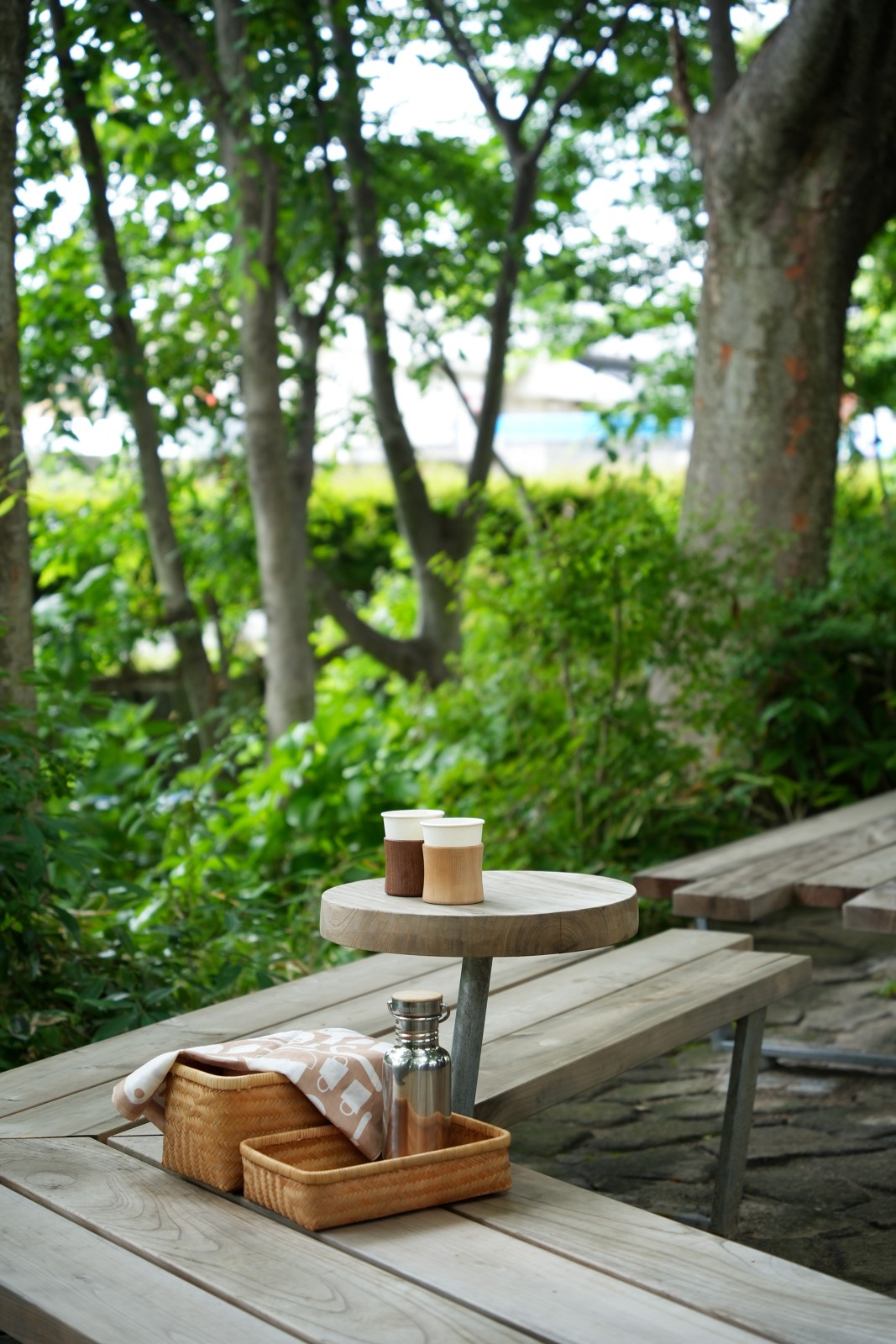 「く」の字の要にテーブルを設置。