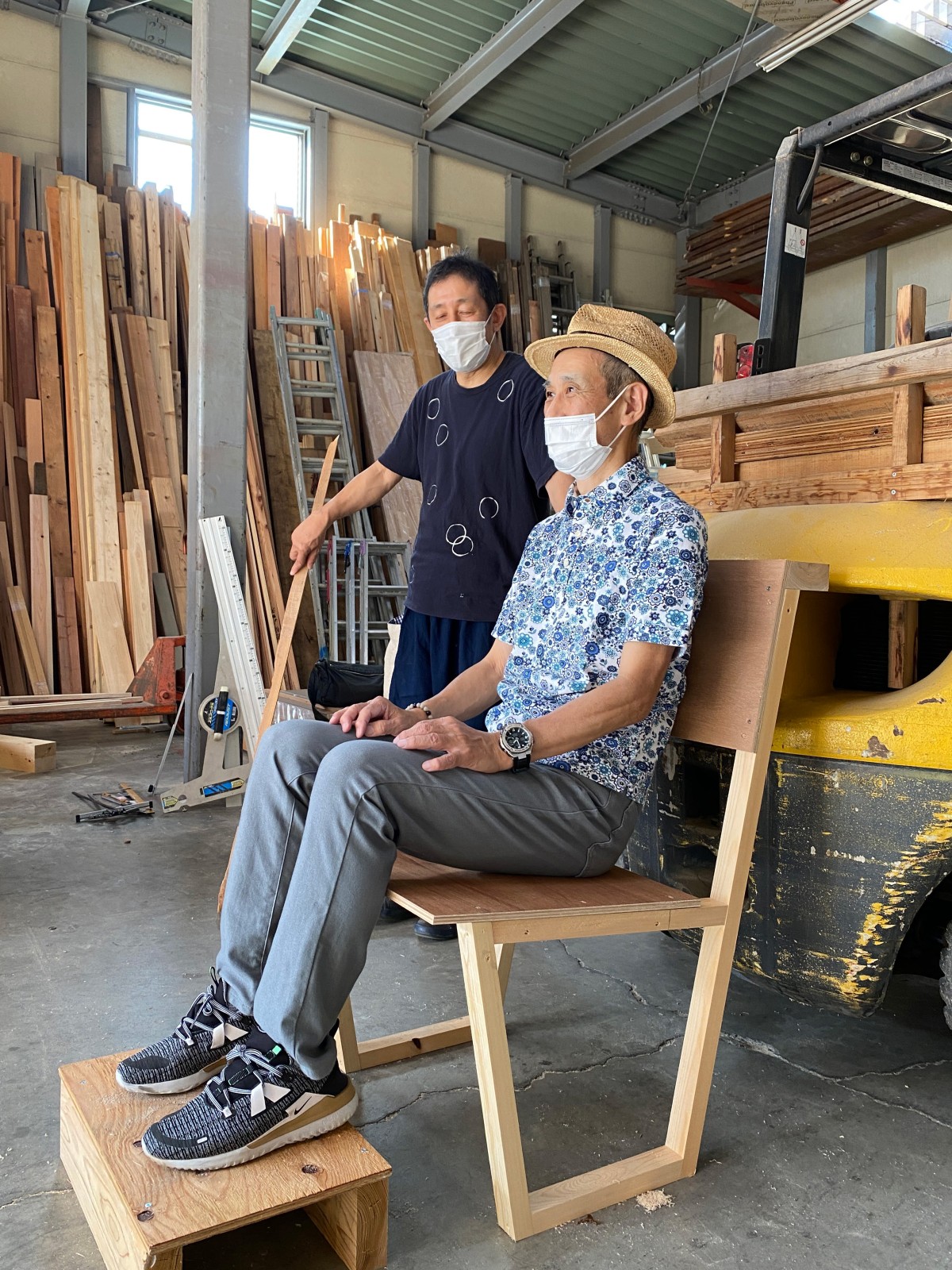 4.試作を市民と共有 | 試作で角度や高さを検証。地域の人と一緒に何度も試して心地良さにこだわりました。