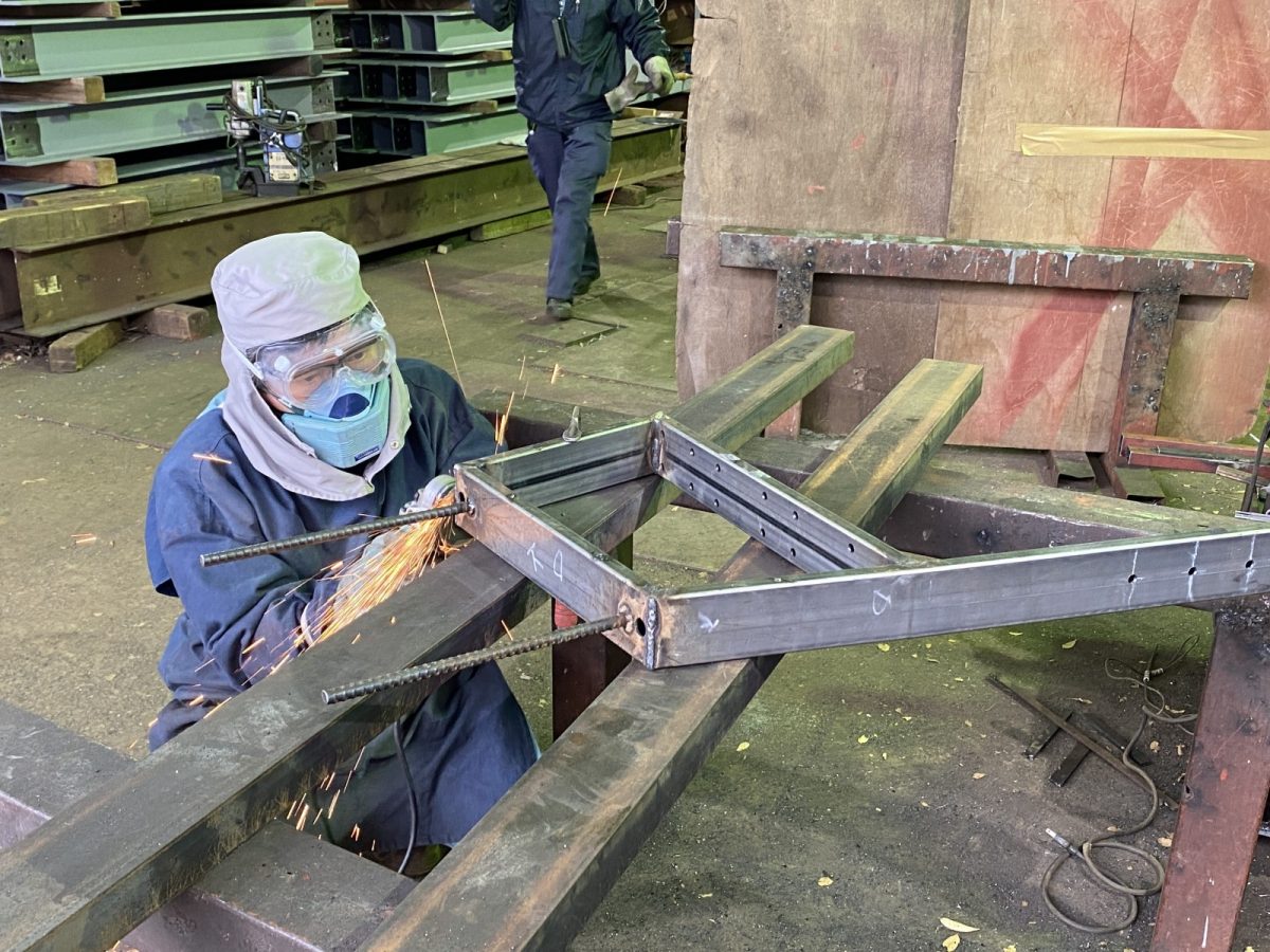 6.職人と連携 | ベースとなる金物は設置場所に合わせて金物を組み合わせる ことでベンチのサイズやレイアウトを変えることができます。