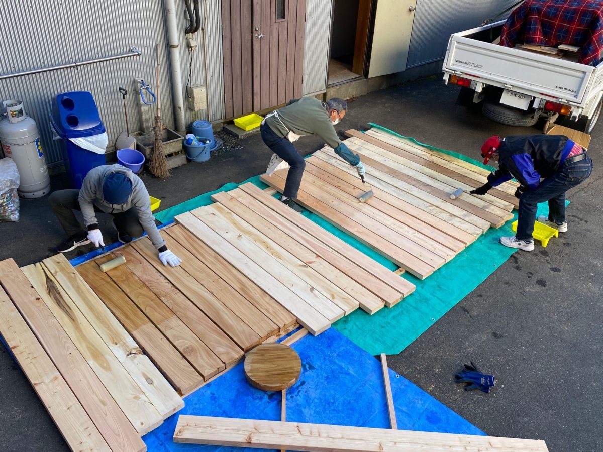 5.みんなでつくる | 木の塗装にも、地域の人が参加。つくることに携わる中で家具への愛着が深まります。