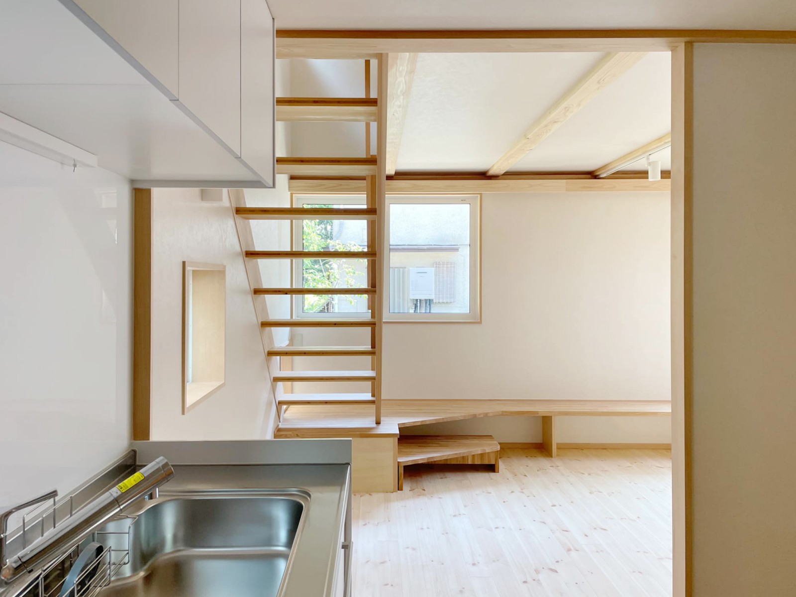 スリット階段になっているため、窓からの明るい光が奥のキッチンまで届きます。