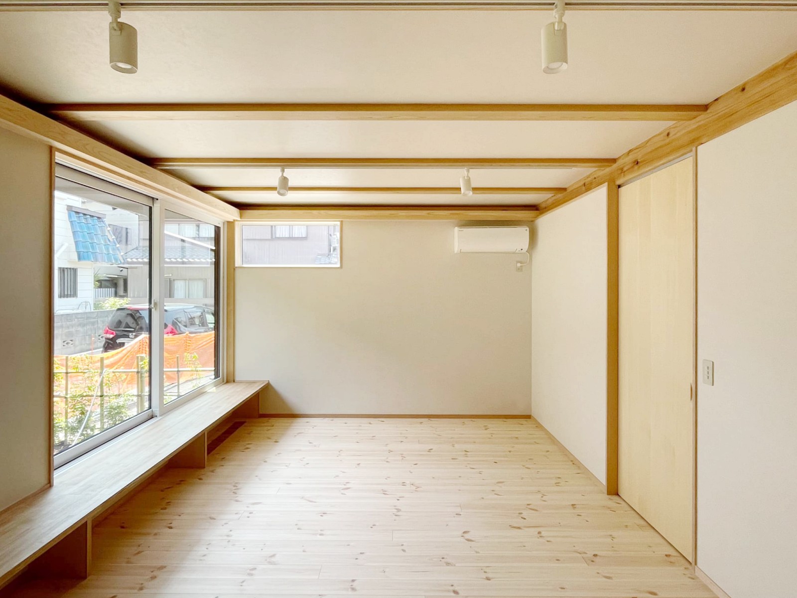 外の景色を眺められる大きな窓と窓辺のベンチ