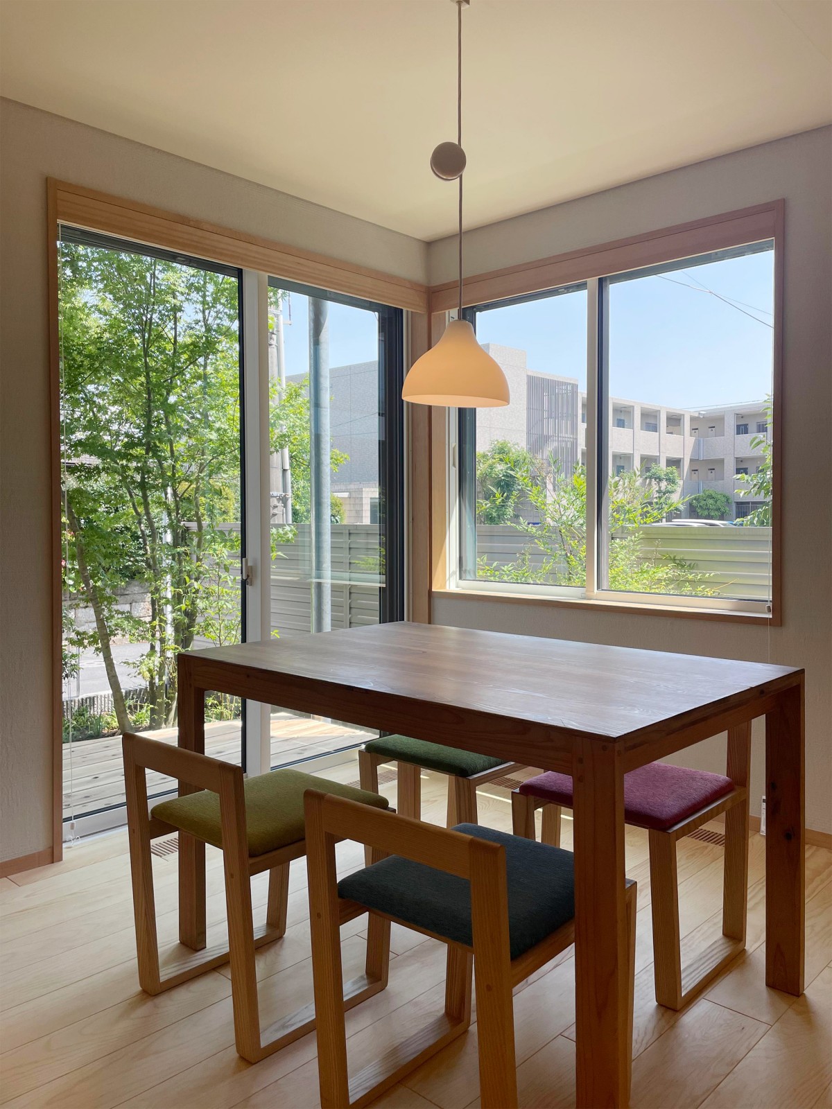 窓からお庭の緑を楽しめます