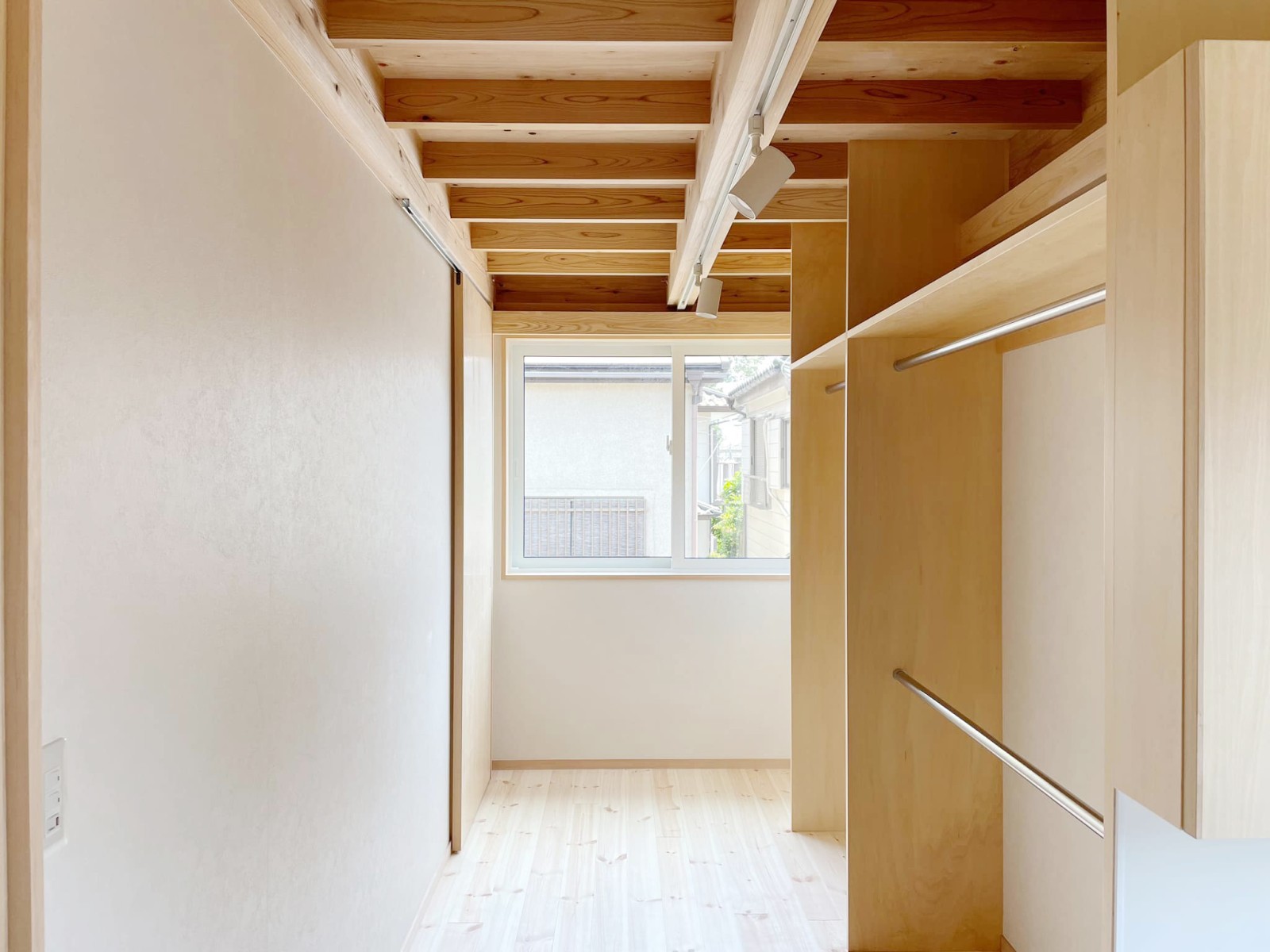 2階のウォークインクロゼット。奥は室内で洗濯物が干せるインナーバルコニー。