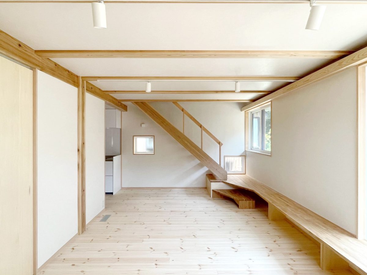 リビング・ダイニングには、窓辺と壁にゆったり腰掛けられる長いベンチがあるのが特徴。