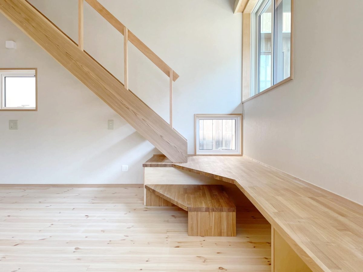 階段とつながるベンチは、2階へ登るための段差としての機能も兼ねています。