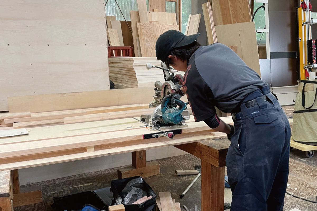 素材の汚れを落としたり長さを揃えたり大工さんが手作業で行なっていきます。