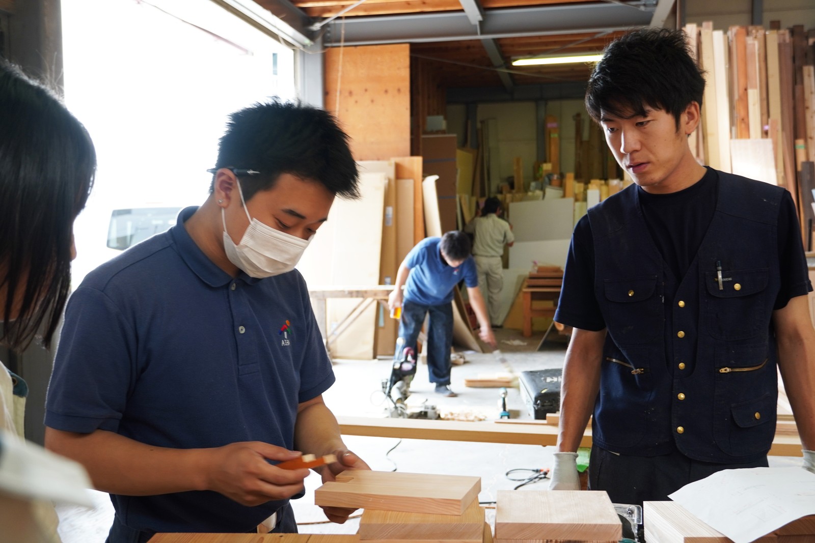 持ち手の繋ぎ目を綺麗に納める工夫をしています