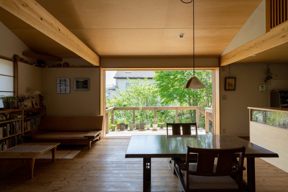 2階リビングの大きな開口部からは庭の樹々や八国山緑地の緑が視界に飛び込んできます。