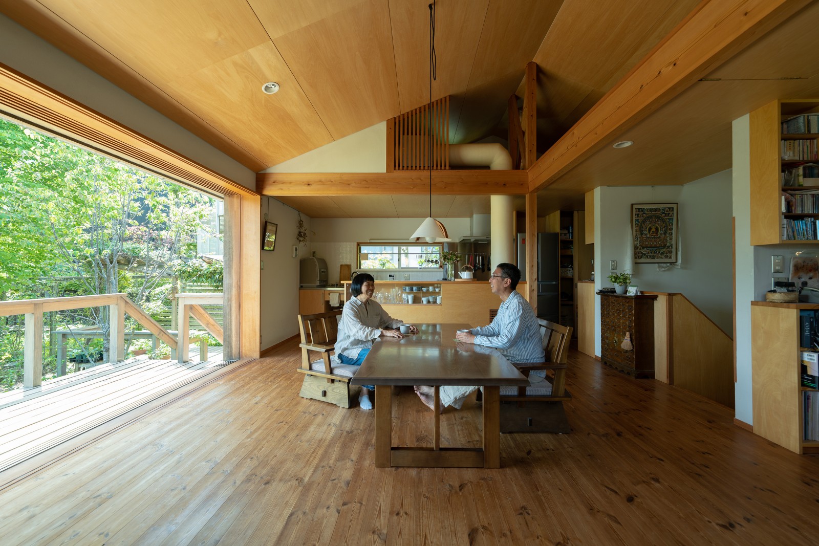 2階は広いウッドデッキとつながり、LDKと書斎がひとつながりの空間となっています。