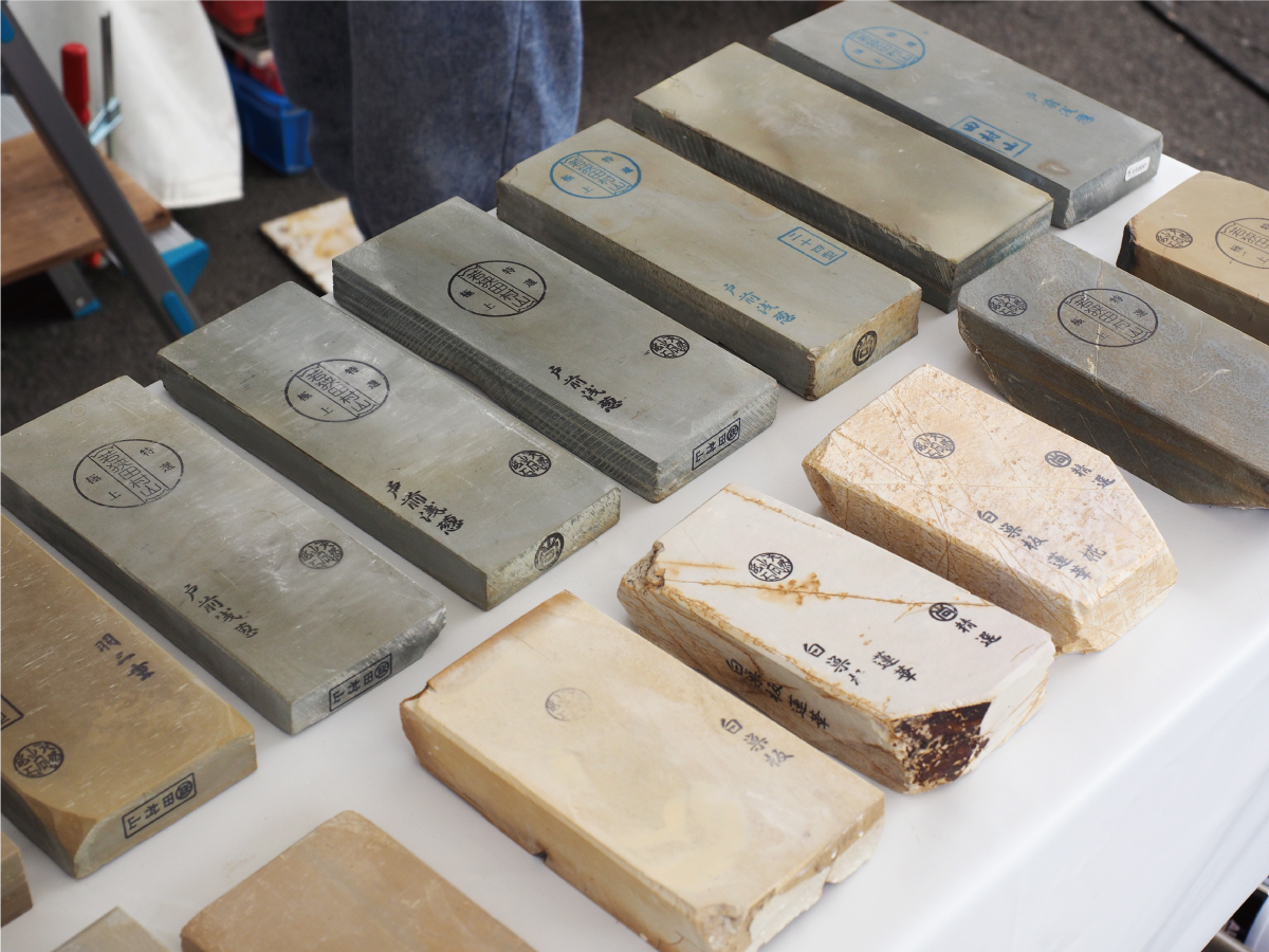 砥石など刃物関連の道具も販売