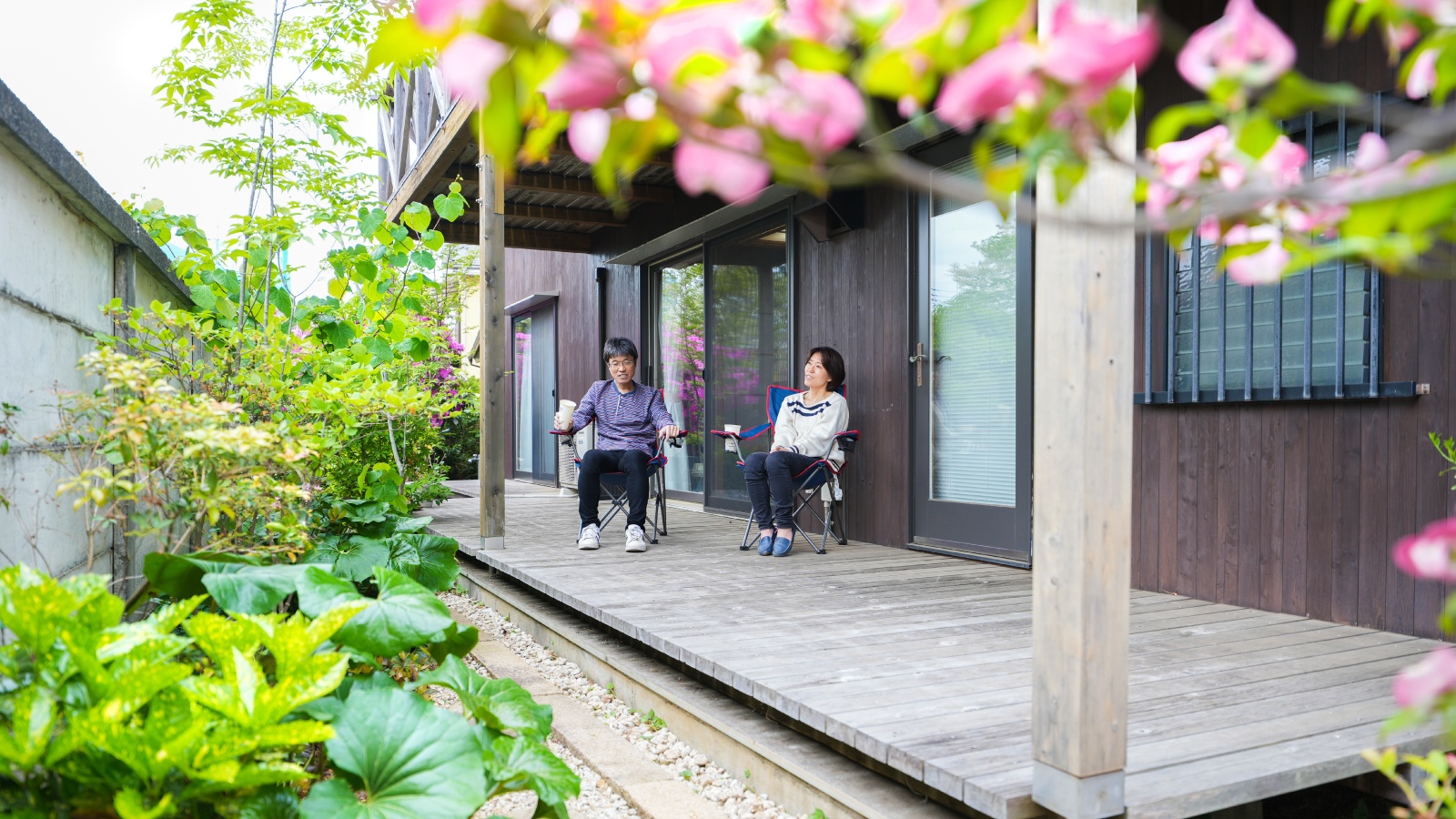 小径を散歩するように