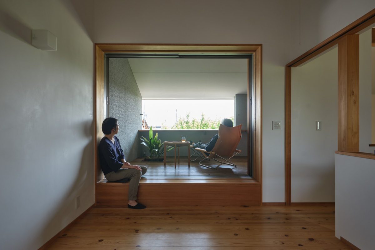 2階の寝室を開けると、アウトドアリビングと１つなります。鳥の目線で木の上を望み、遠くには「となりのトトロ」の舞台となった八国山緑地が。夏には、遊園地の花火を見ながら、ビールで乾杯！ （photo 中村晃）