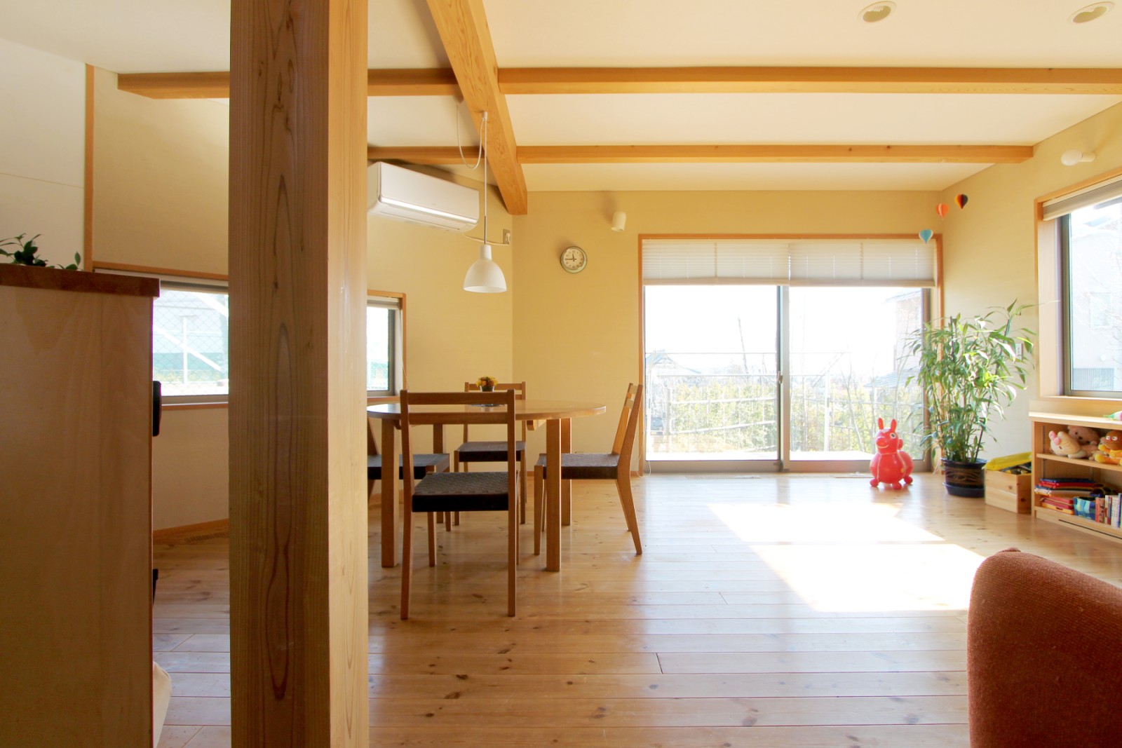 窓の向こうにはウッドデッキが。遠くには都心まで望め開放感たっぷり。