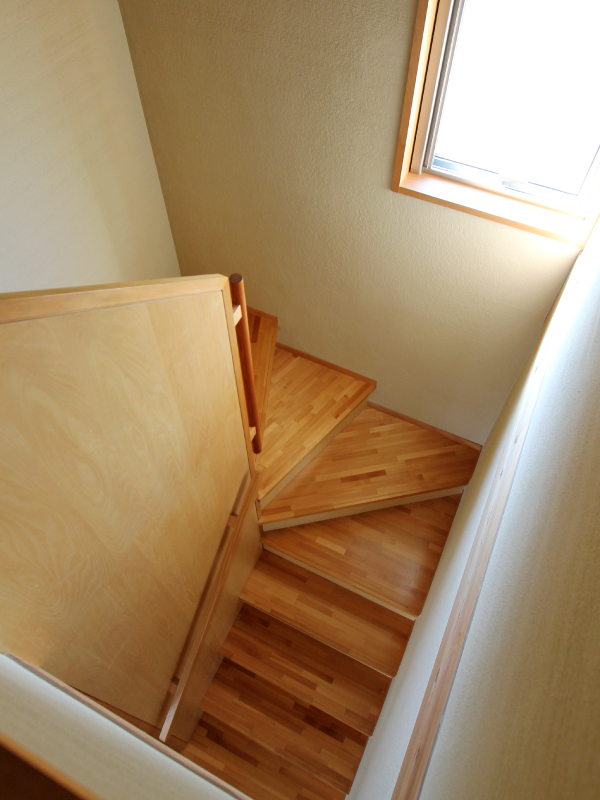 子供が勢いよく上り下りするので、手摺にも気配りを。