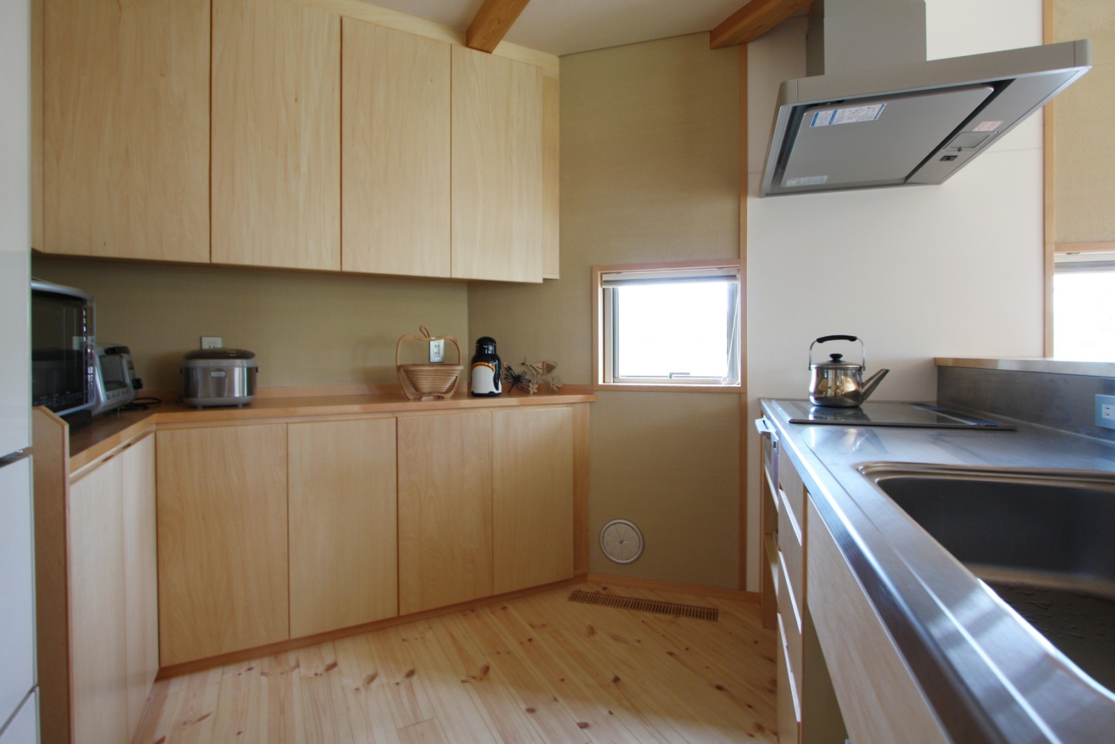 ホームベース形のキッチン。収納たっぷりのバックキャビネット。広いので、家族が出入りしやすいです。