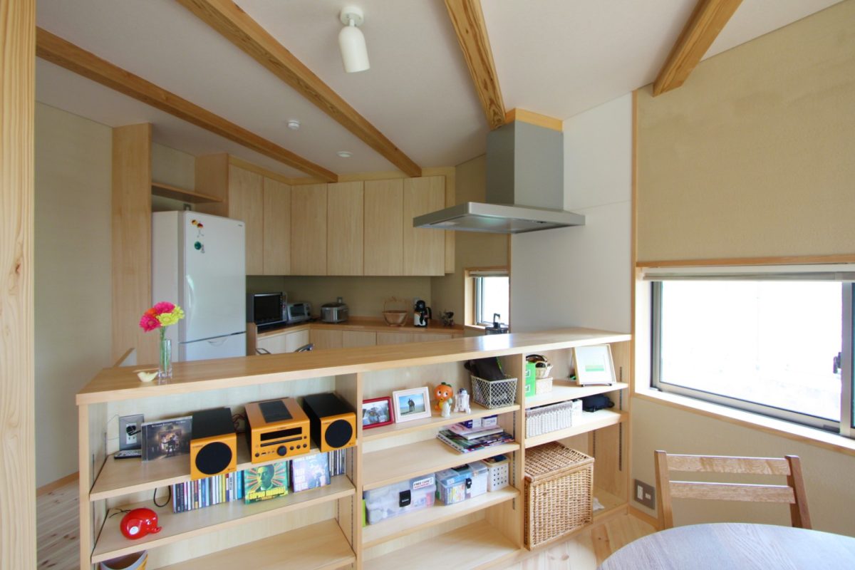 キッチンカウンターの手前にある収納。キッチンの手元を隠すのでスッキリ。ダイニングから取り出しやすく便利です。