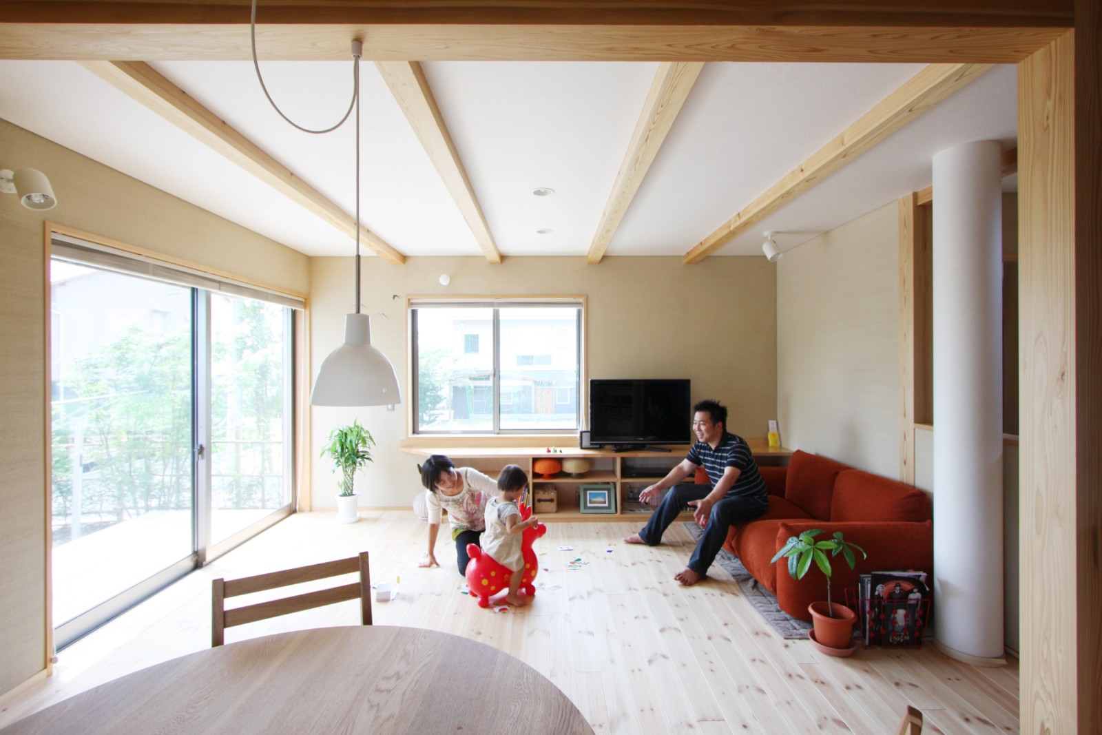 TVボードは収納たっぷり。リビングにピッタリ合うよう、造り付けています。（入居当時）