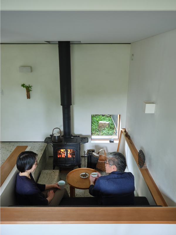 床から掘り下がった居間では虫の目線で庭を覗き込みます。薪の香り、爆ぜる音、揺らぐ炎…身も心も温まり、オウチでキャンプ気分を楽しめます。