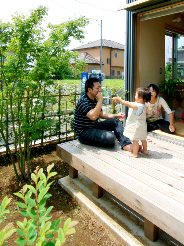 ウッドデッキで伸び伸びとシャボン玉やプール遊びも。（入居当時）