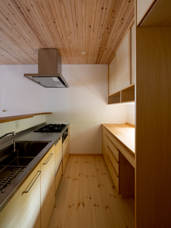 窓側を増築し、以前より広くなったキッチン。収納棚もダイニングテーブルと同じく、木跡 宮鍋圭さんによるもの。