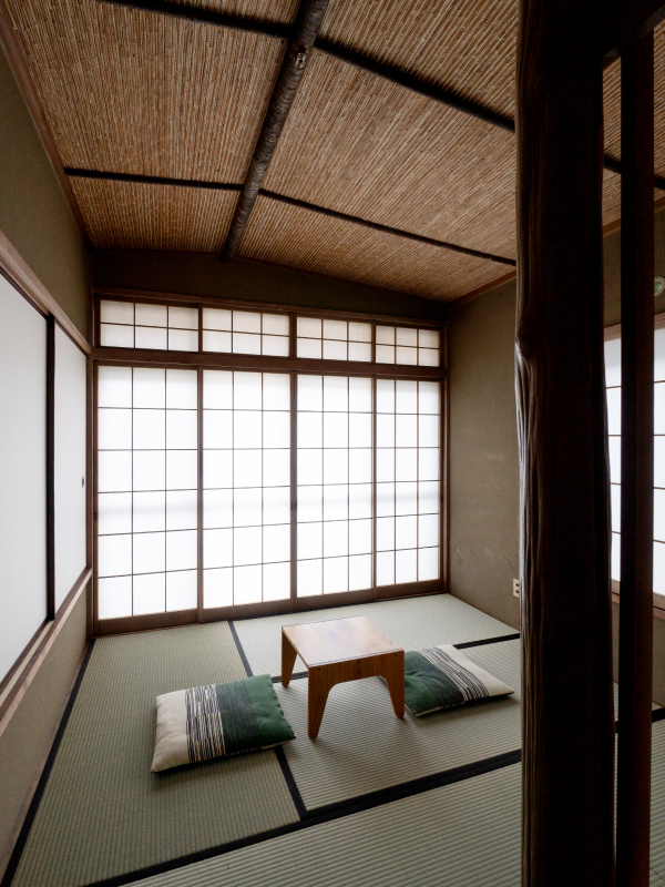 畳と障子などを張り替え、それ以外はほぼ既存のままの和室。