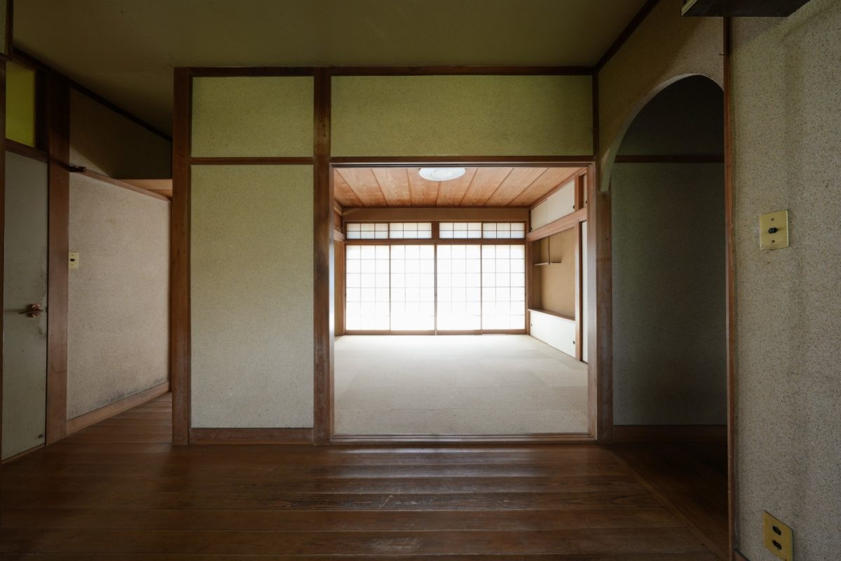 （before）壁で部屋が仕切られていたリビングダイニング。奥様が気に入られたR型のアーチが写真の右手にも。