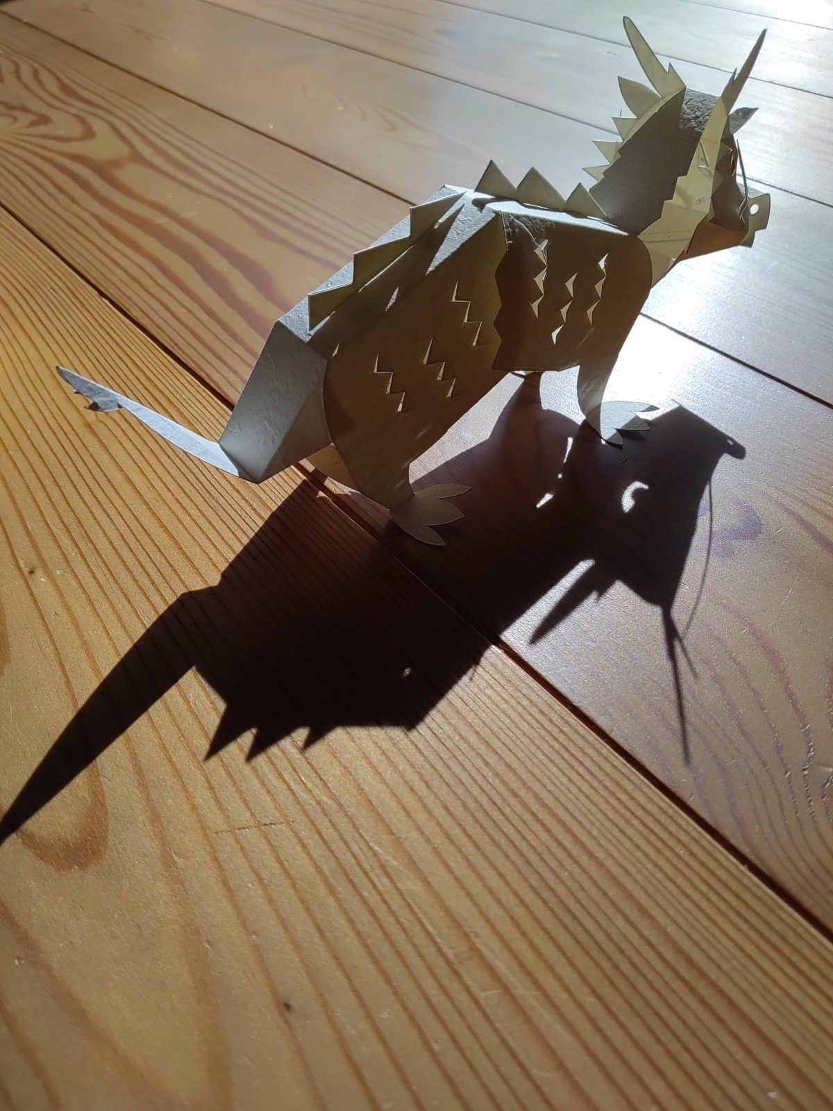 紙１枚から立体に・落ちる影からも細かい辰の表情がくっきりと