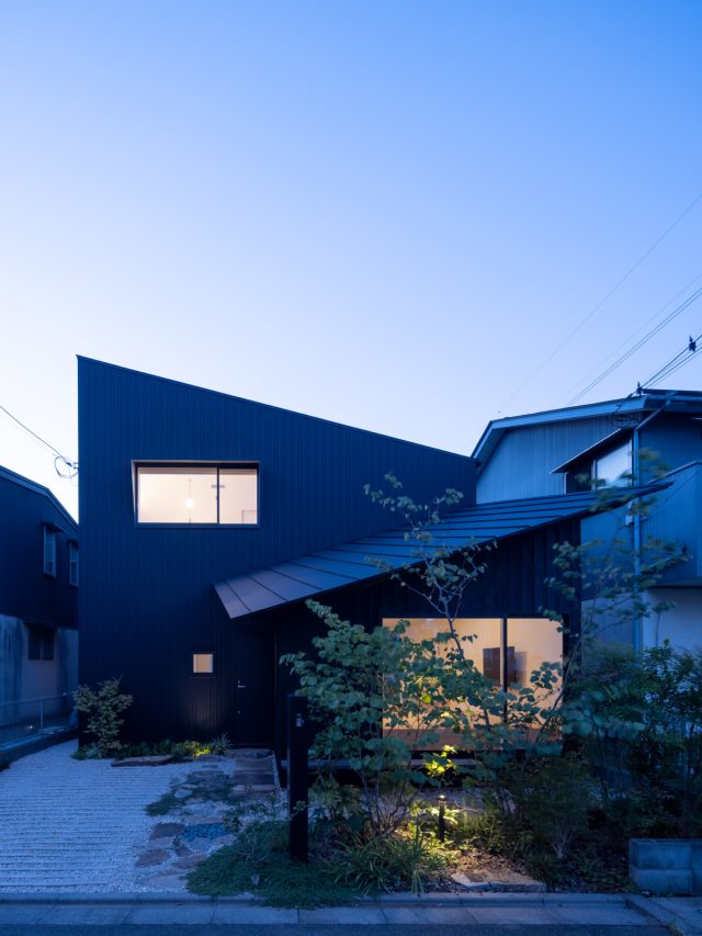 いとう家外観。外壁にZIGを採用し、下屋の斜め屋根にも外壁と同じガルバリウムを加工して縦ハゼ葺きに。