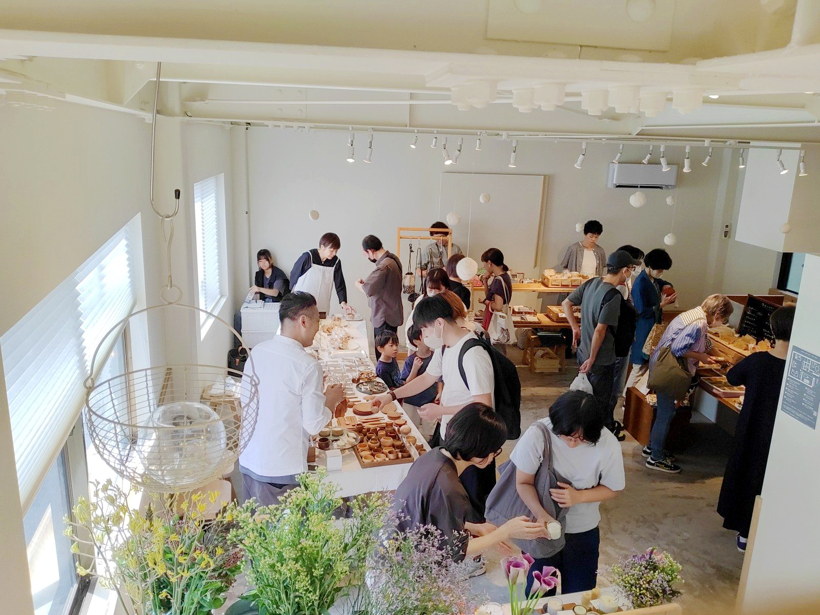 当日は「a-soko」でマルシェイベント「倉庫にクラフト。」を開催しています。マルシェを楽しみたい方は早めに到着いただきお買い物をしてから、バスツアーにご参加いただくことも可能です。