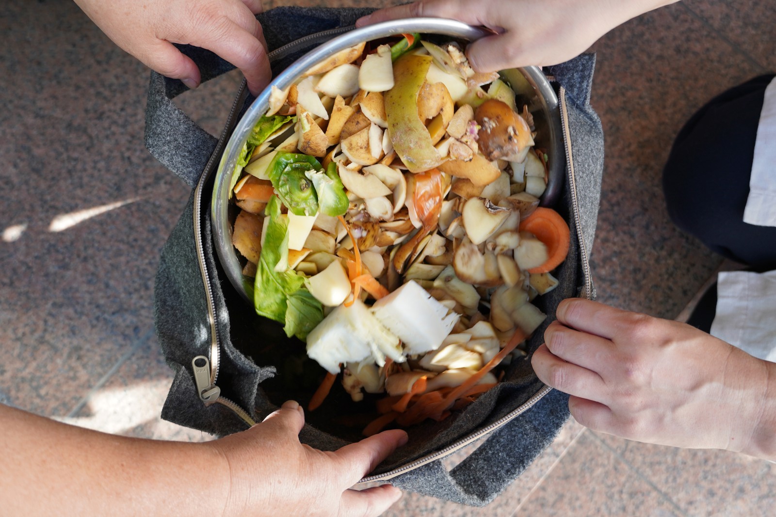 イベント等ででた野菜クズをバック型のコンポストへ
