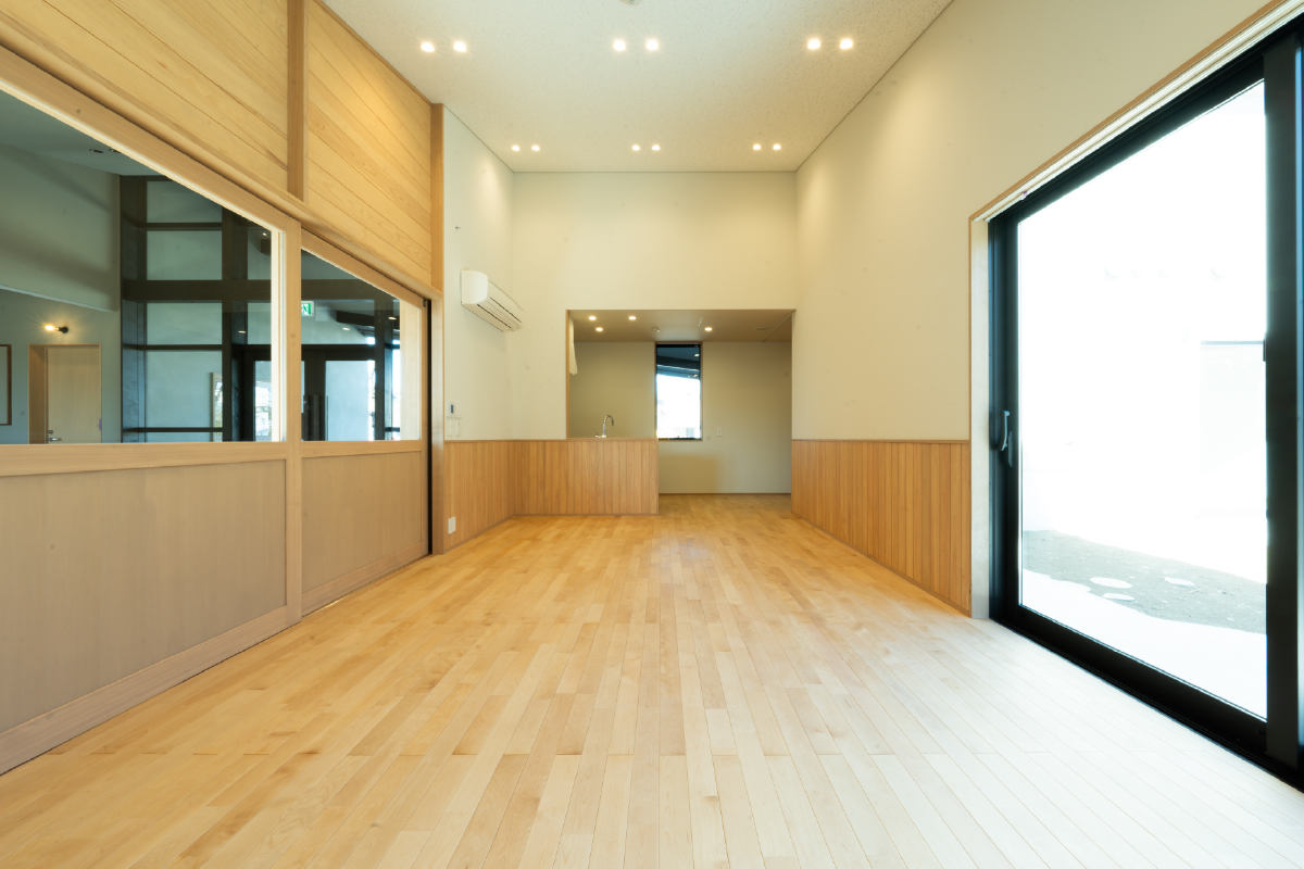 1階　子育てひろば。床材はオーク複合フローリング