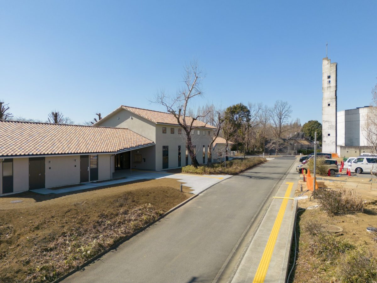 東京サレジオ学園の入り口に建築された「小金井管理棟」