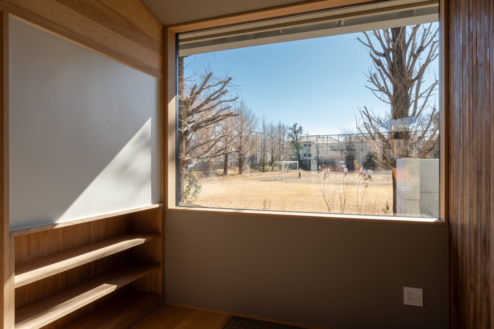 子育て広場横の窓からグラウンドを望む