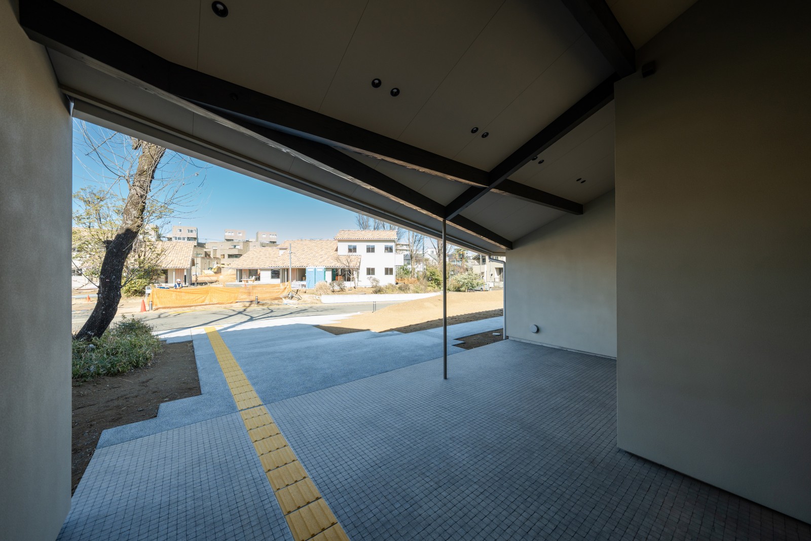 エントランスには軒が斜めにかかり、特徴的な梁となっている