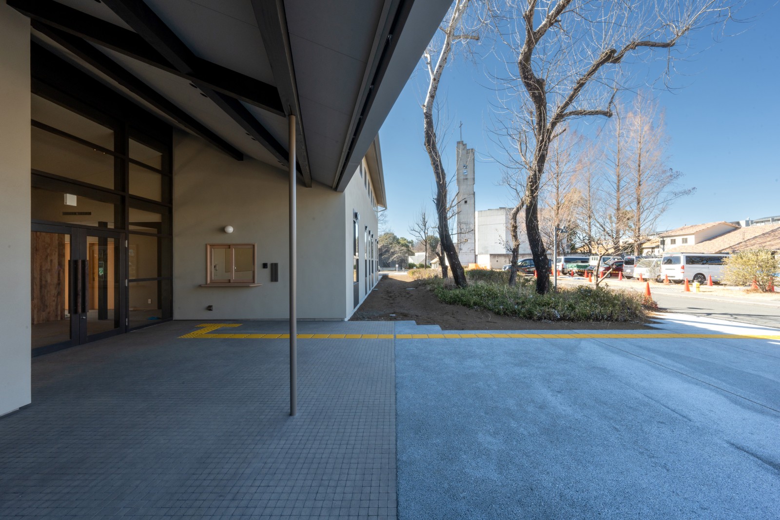 エントランス外部からドンボスコ記念聖堂を眺める