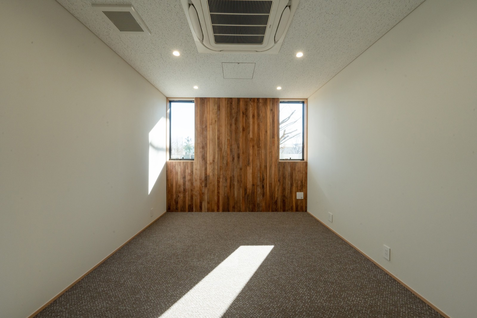 応接室　壁面はプラタナスの板張仕上げ