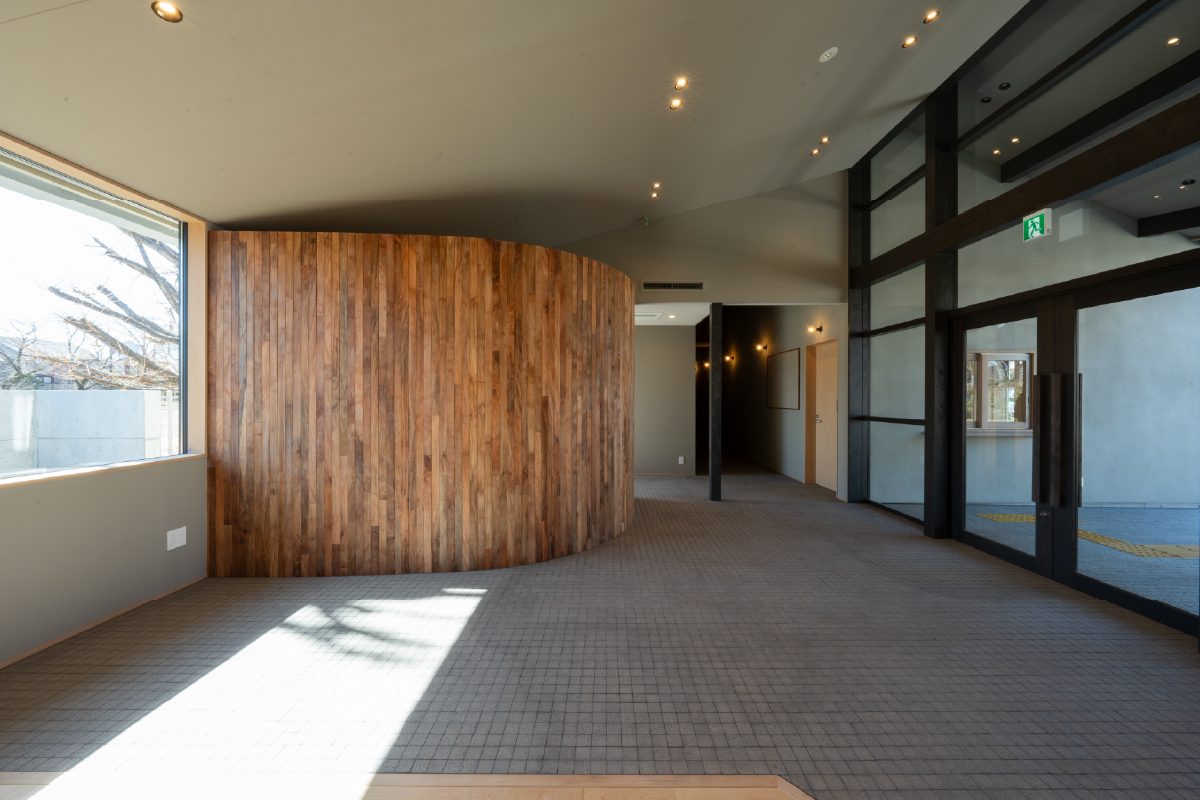 1階エントランス　中央に位置するアーチ型の壁面はプラタナスの木タイル仕上げ