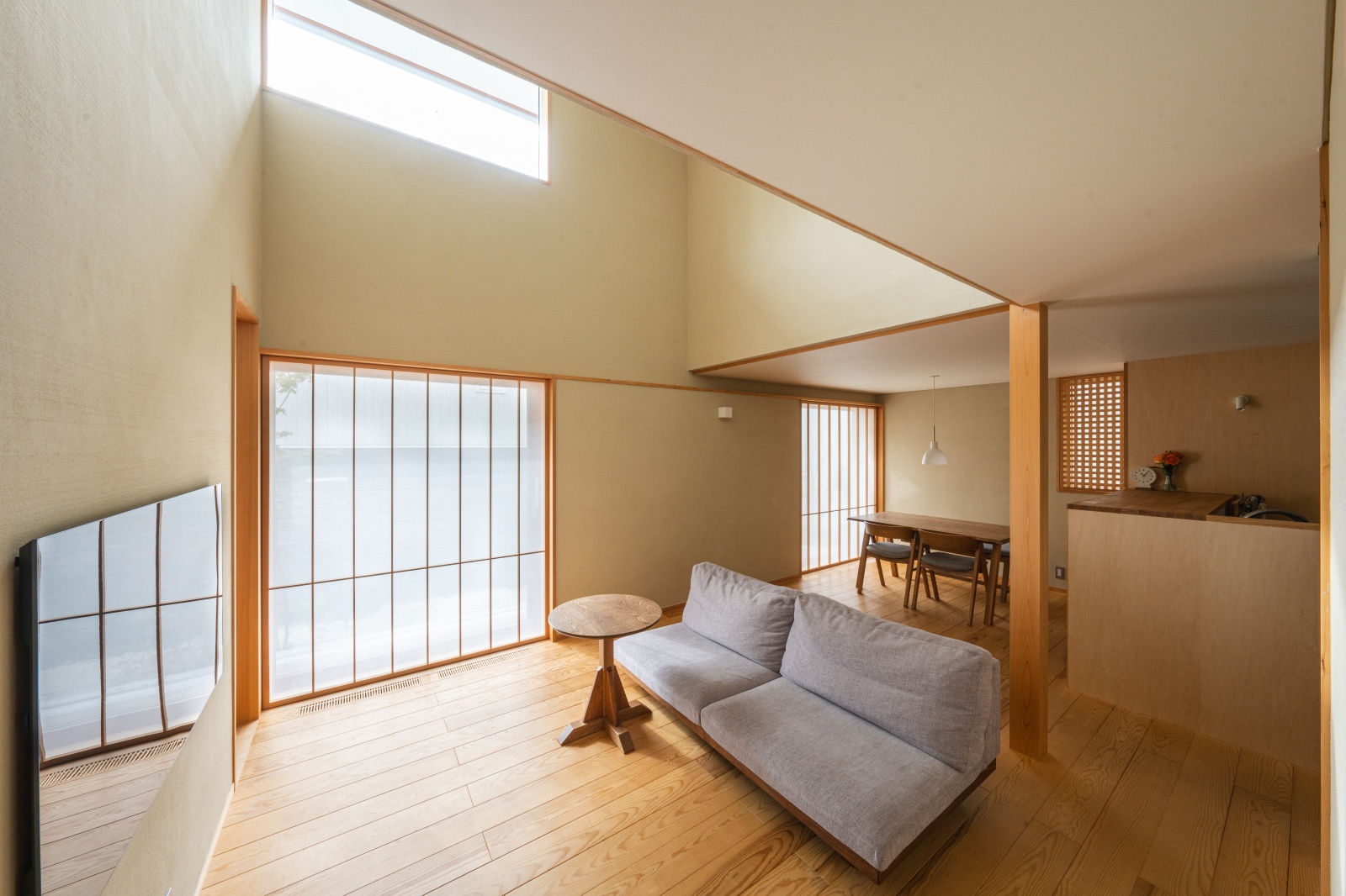 空と緑を切り取る窓が主役の家