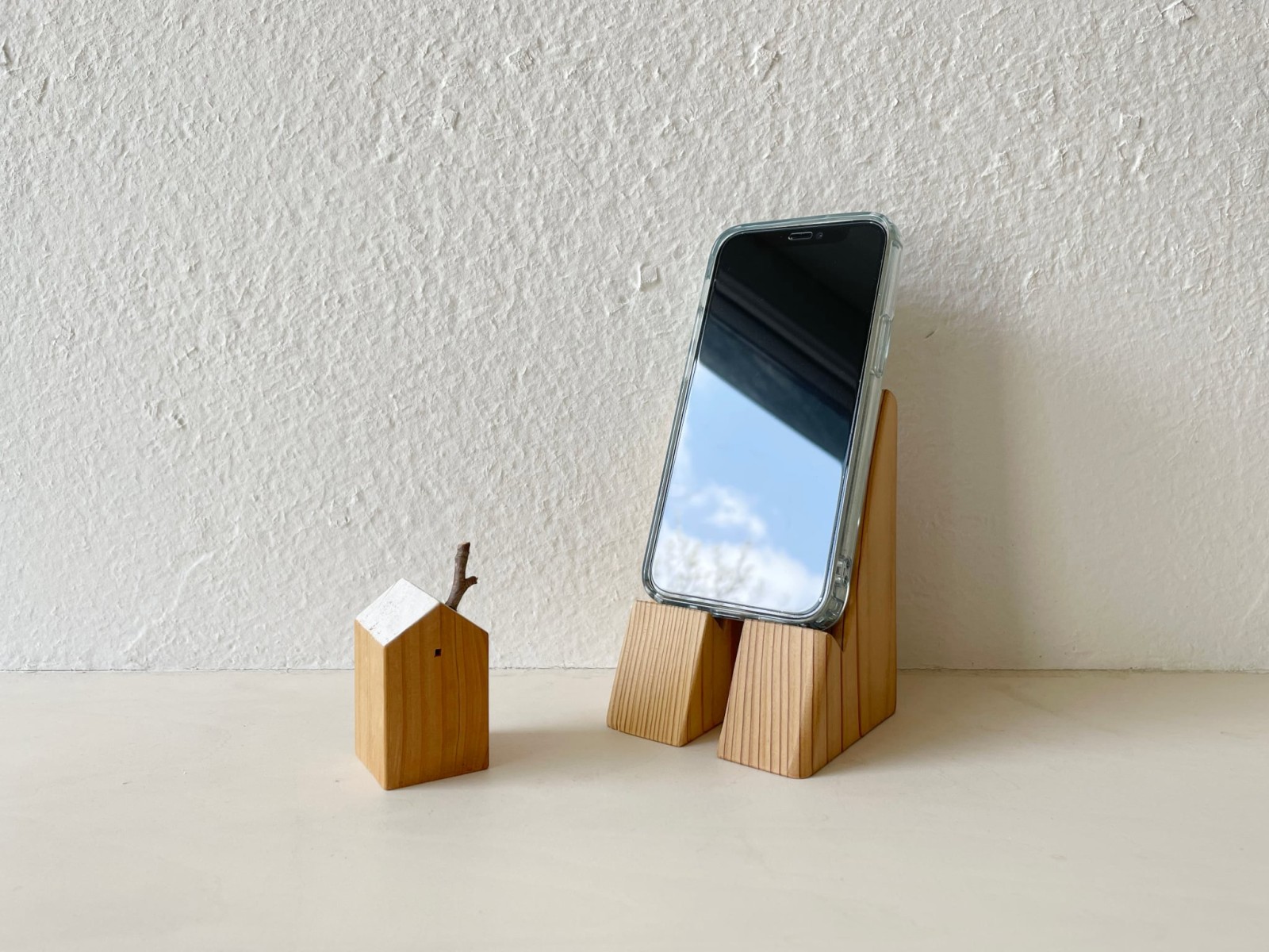 木のスマートフォンスタンド。